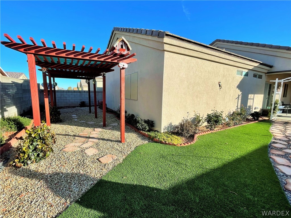 3605 North Kenneth Road Kingman, AZ 86409 - Photo 5 of 28 a front view of a house with a yard