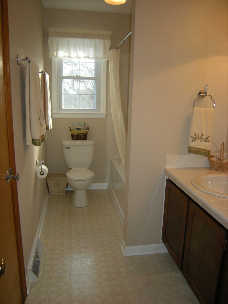 3090 Woodway Road Roanoke, VA 24014 - Photo 9 of 18 Hall Bath