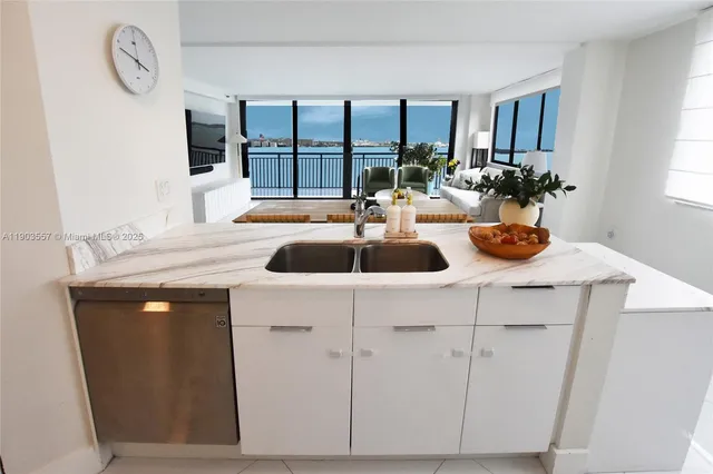 $5,500 | 540 Brickell Key Drive, Unit 1427, Miami, FL 33131