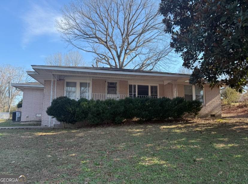 a view of a house with a yard