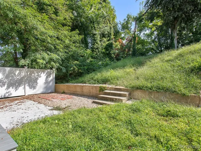 a view of yard with green space