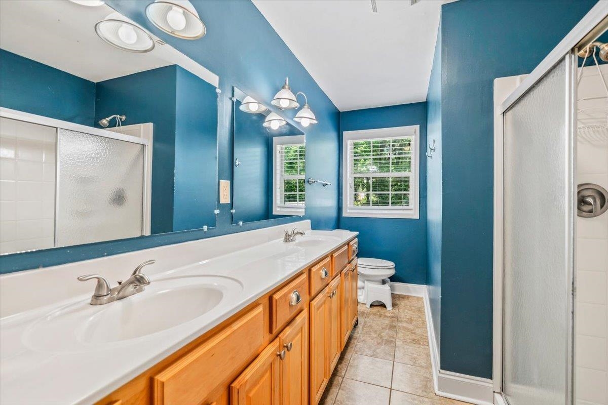 252 Barry Road Memphis, TN 38117 - Photo 30 of 39 second floor bath with double vanity.