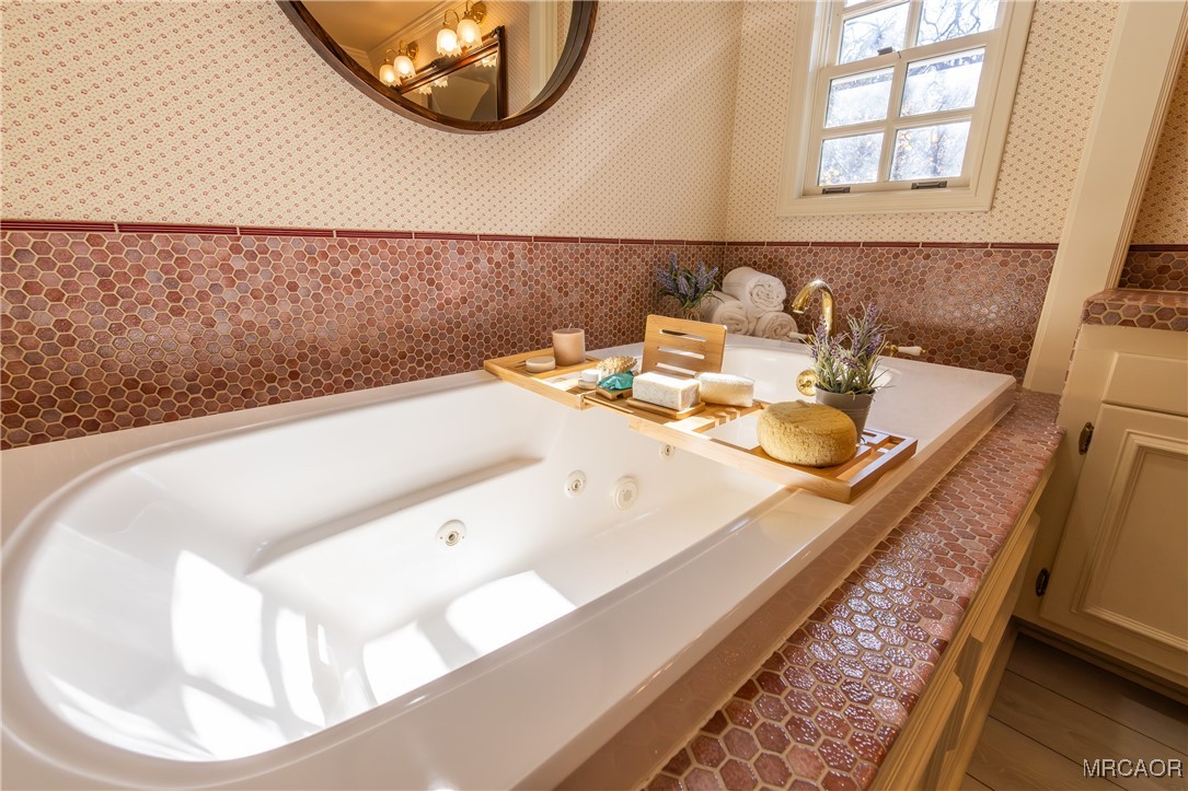 1660 Cascade Road Big Bear City, CA 92314 - Photo 14 of 42 a bathroom with a bathtub and a mirror