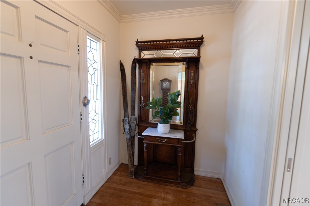 1660 Cascade Road Big Bear City, CA 92314 - Photo 28 of 42 a room that has a mirror and a dresser in it