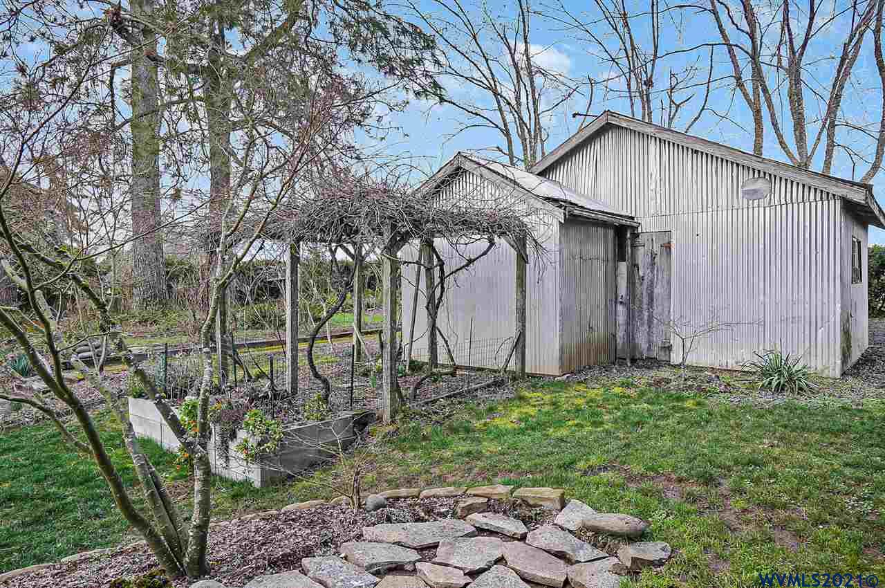 156 Northwest Reed Lane Dallas, OR 97338 - Photo 38 of 39 a backyard of a house with lots of green space