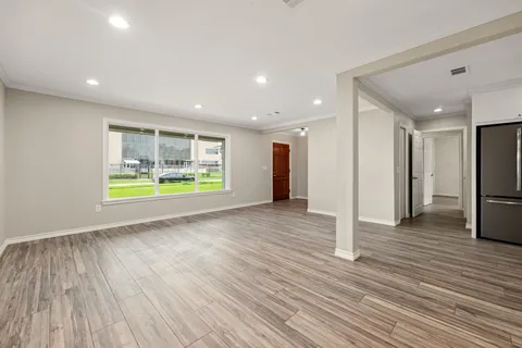 $2,400 | 5127 Maple Street, Bellaire, TX 77401