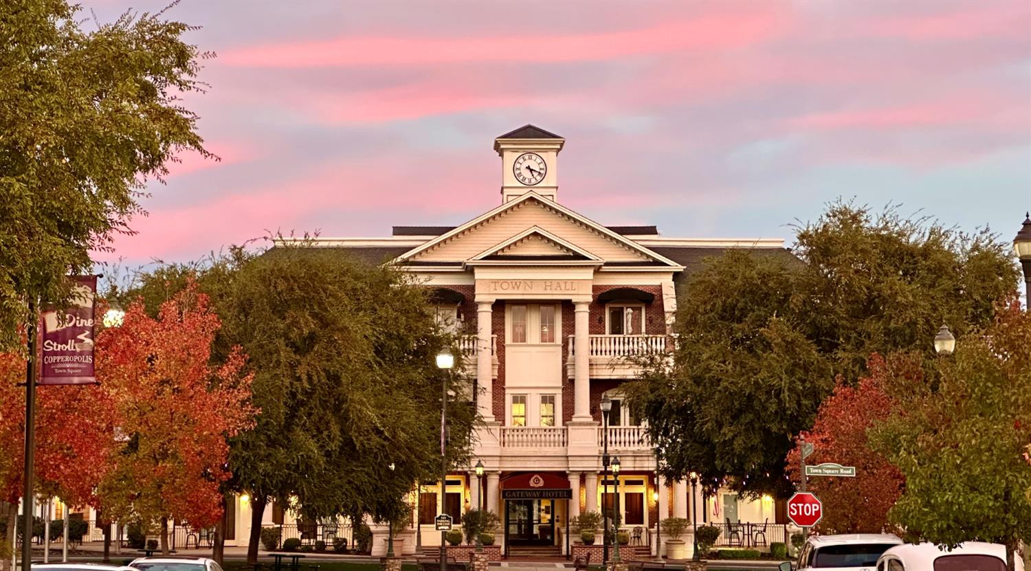 340 Hawk Ridge, Unit 491 Copperopolis, CA 95228 - Photo 25 of 27 a front view of a residential apartment building with a yard