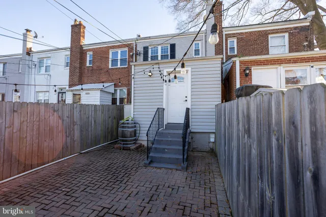 a view of a wooden bench in the back yard