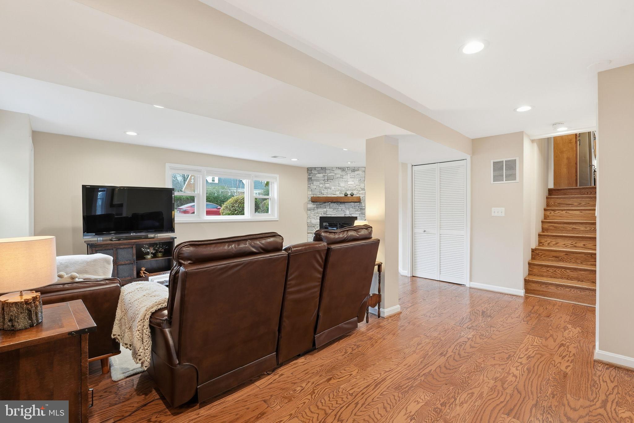 6803 Derrell Court Alexandria, VA 22307 - Photo 26 of 43 a living room with furniture and a flat screen tv