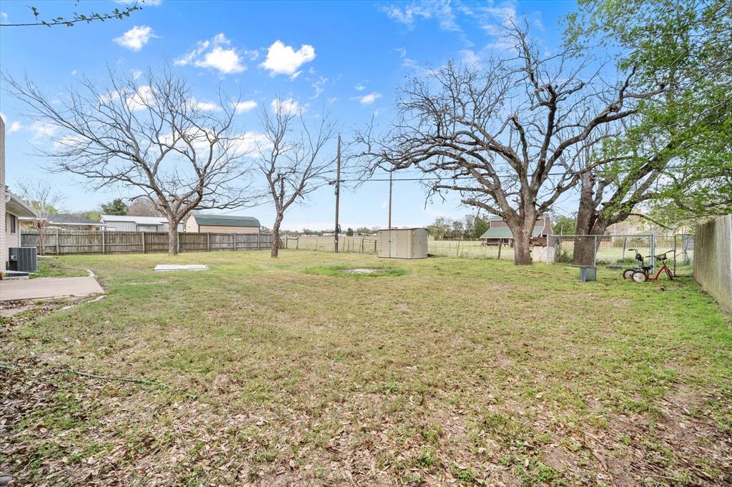 536 Robindale Lane Fairfield, TX 75840 - Photo 33 of 38 a view of yard with tree