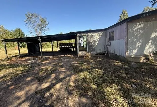 a view of a house with a backyard