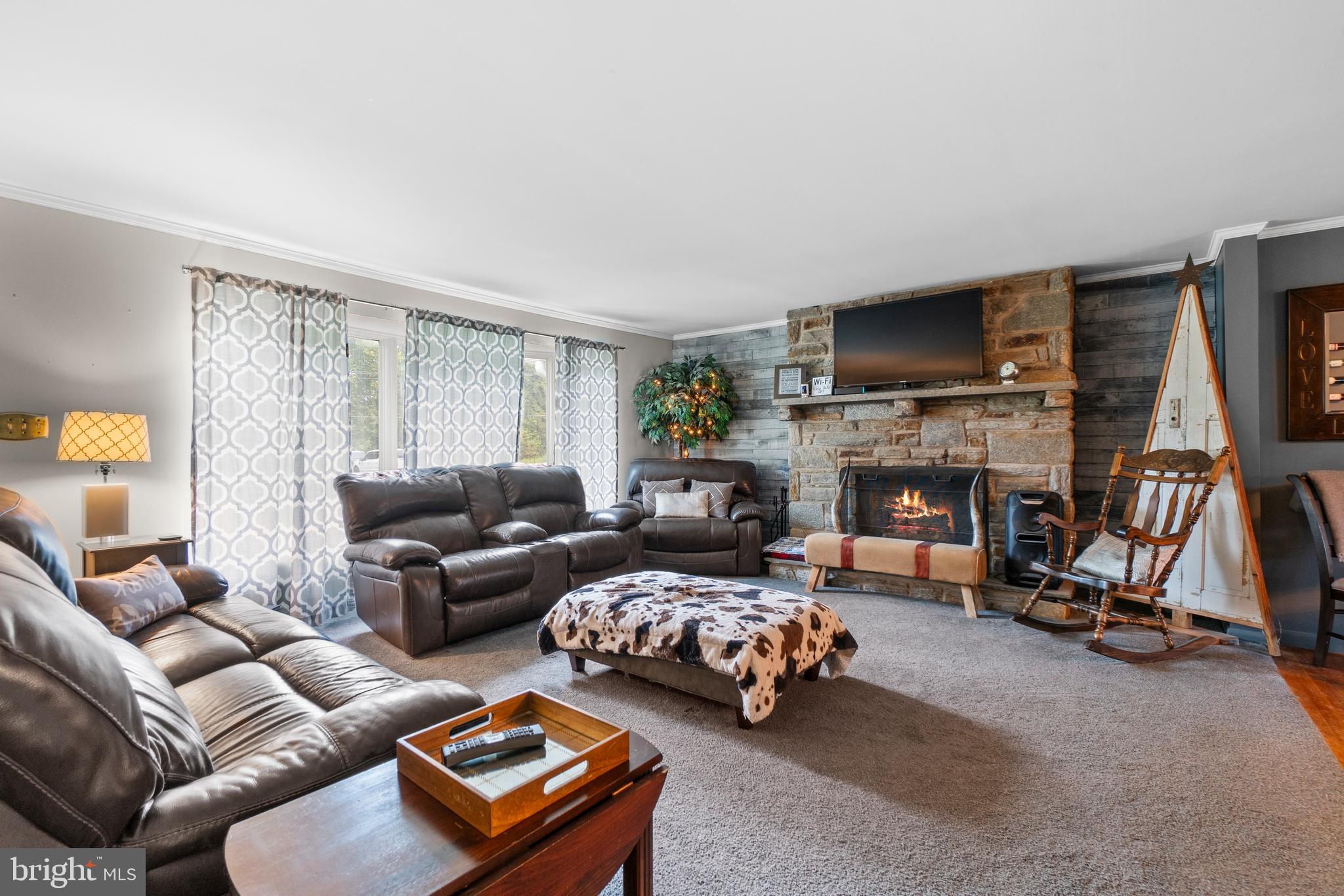 12559 Dulaney Valley Road Phoenix, MD 21131 - Photo 19 of 49 Living room