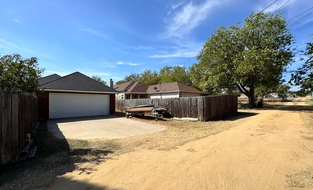 a view of a pathway of a house