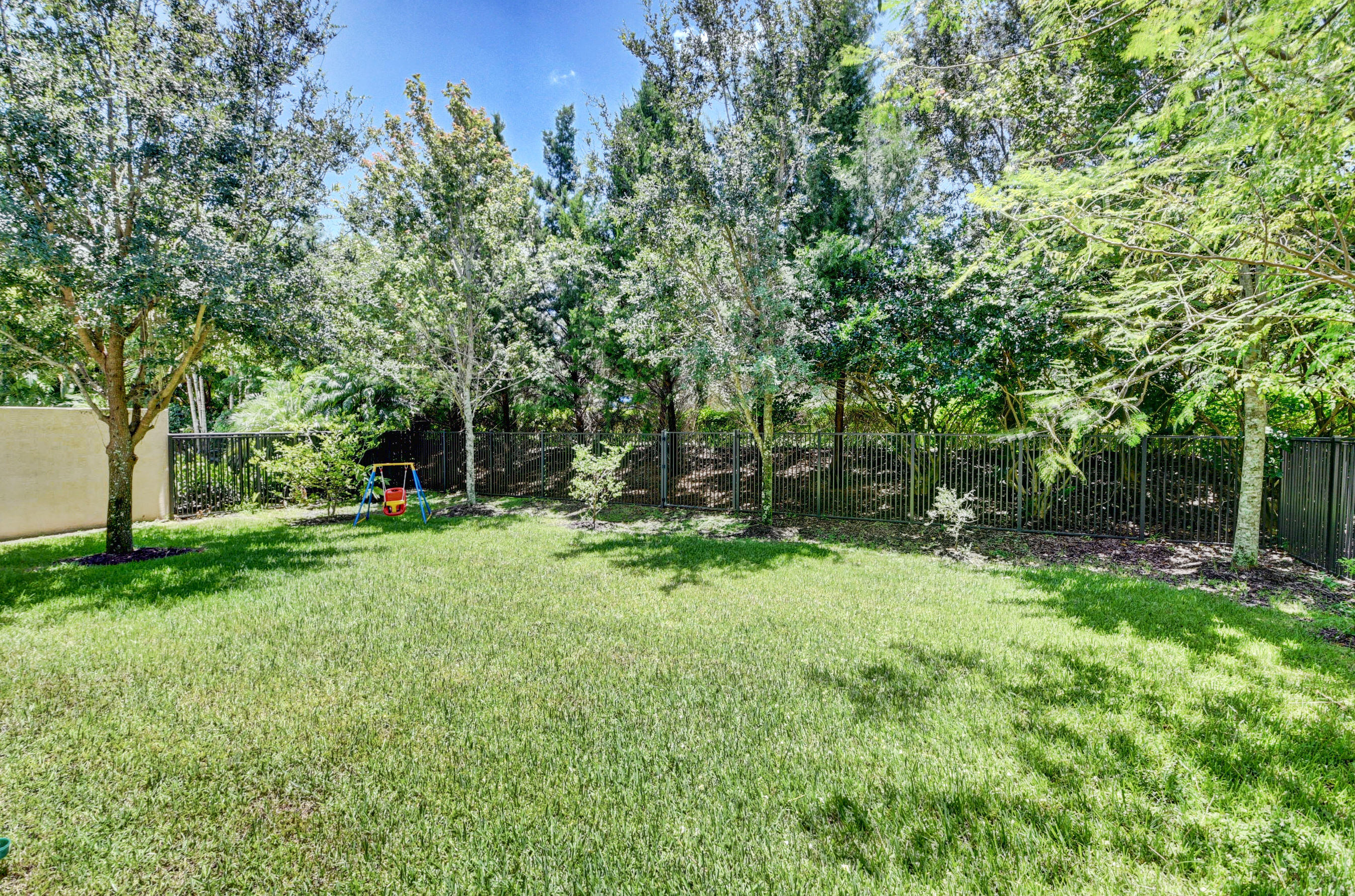 8550 Lewis River Road Delray Beach, FL 33446 - Photo 4 of 77 Backyard