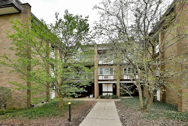 $310,000 | 360 Claymoor, Unit 2E, Hinsdale, IL 60521