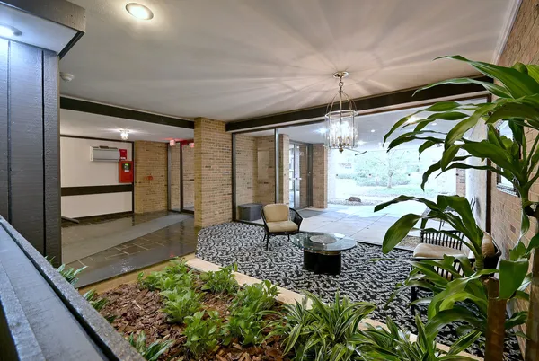 $310,000 | 360 Claymoor, Unit 2E, Hinsdale, IL 60521