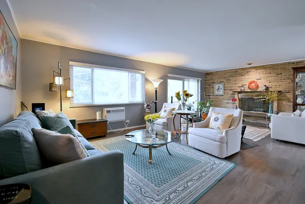 $310,000 | 360 Claymoor, Unit 2E, Hinsdale, IL 60521