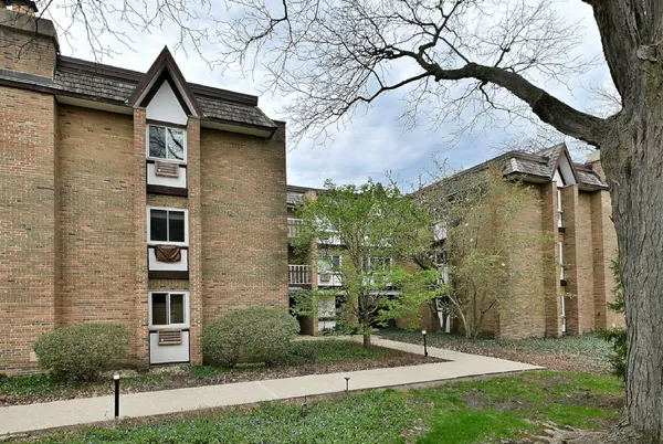 $310,000 | 360 Claymoor, Unit 2E, Hinsdale, IL 60521