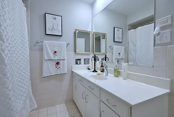 $310,000 | 360 Claymoor, Unit 2E, Hinsdale, IL 60521