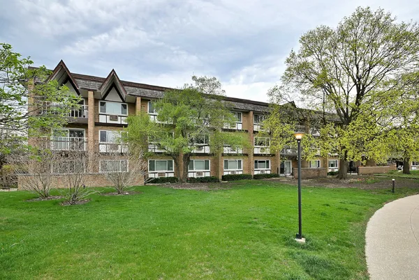 $310,000 | 360 Claymoor, Unit 2E, Hinsdale, IL 60521