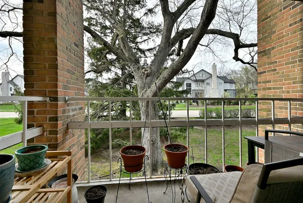 $310,000 | 360 Claymoor, Unit 2E, Hinsdale, IL 60521