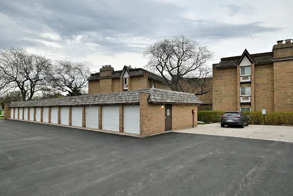 $310,000 | 360 Claymoor, Unit 2E, Hinsdale, IL 60521