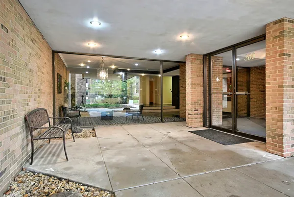 $310,000 | 360 Claymoor, Unit 2E, Hinsdale, IL 60521