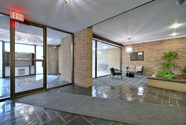 $310,000 | 360 Claymoor, Unit 2E, Hinsdale, IL 60521