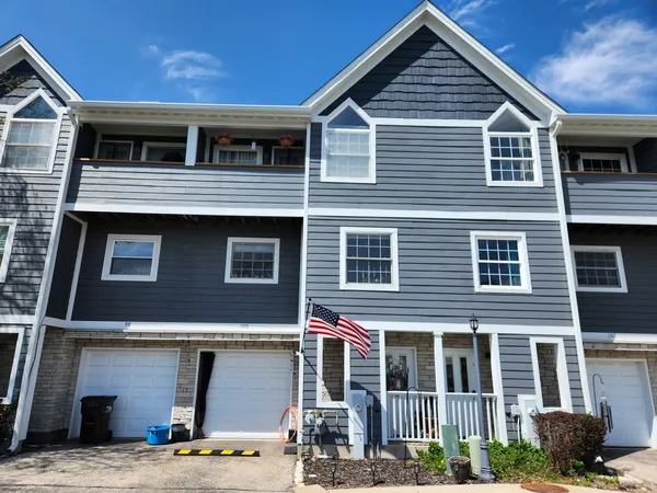 $2,600 | 100 Lesley Lane, Unit 100, Crystal Lake, IL 60014