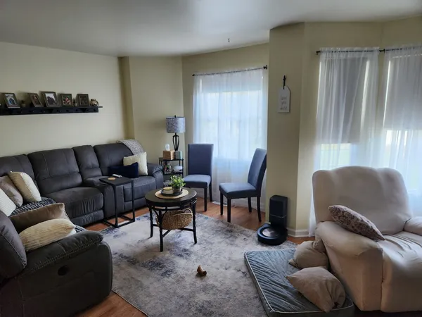 $2,600 | 100 Lesley Lane, Unit 100, Crystal Lake, IL 60014