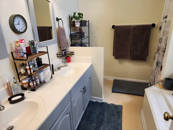 $2,600 | 100 Lesley Lane, Unit 100, Crystal Lake, IL 60014