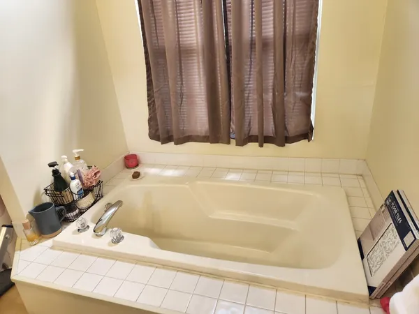 $2,600 | 100 Lesley Lane, Unit 100, Crystal Lake, IL 60014