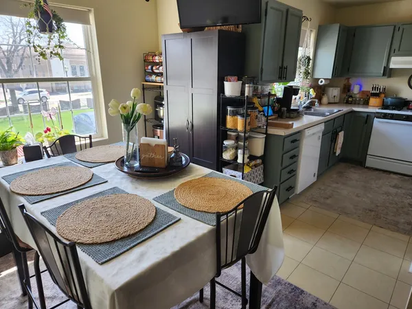 $2,600 | 100 Lesley Lane, Unit 100, Crystal Lake, IL 60014