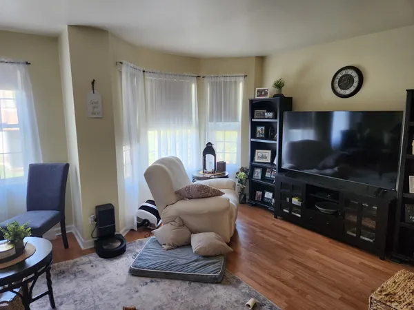 $2,600 | 100 Lesley Lane, Unit 100, Crystal Lake, IL 60014