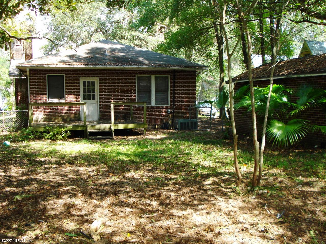 3888 Valencia Road Jacksonville, FL 32205 - Photo 2 of 8 Rear deck and back yard