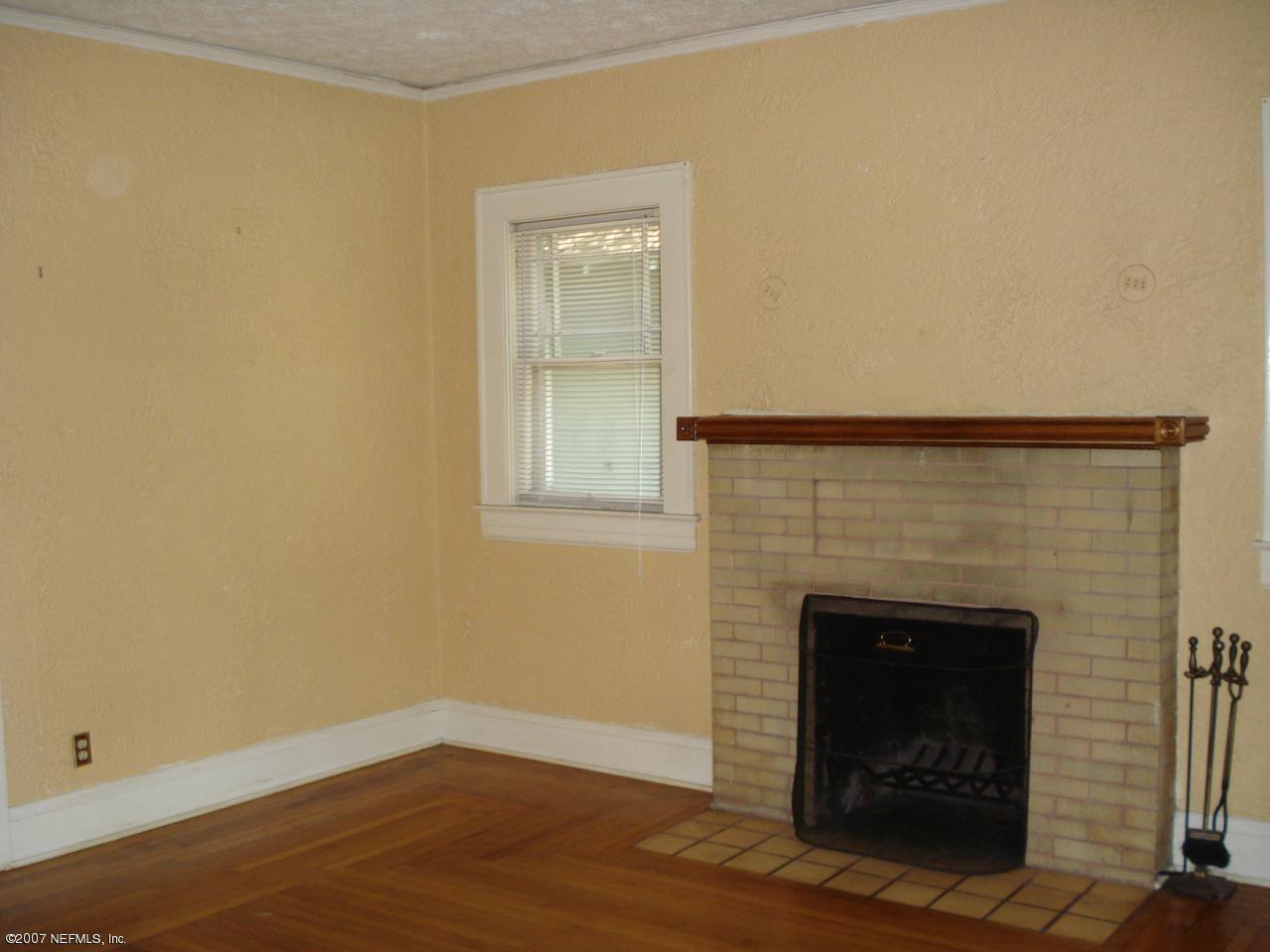 3888 Valencia Road Jacksonville, FL 32205 - Photo 4 of 8 Living Room