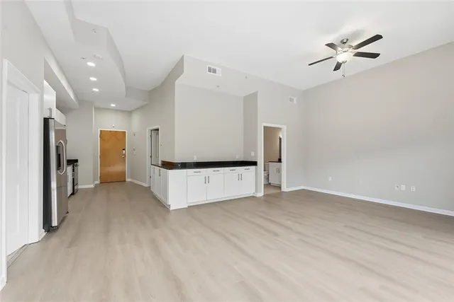 a view of a livingroom with a ceiling fan