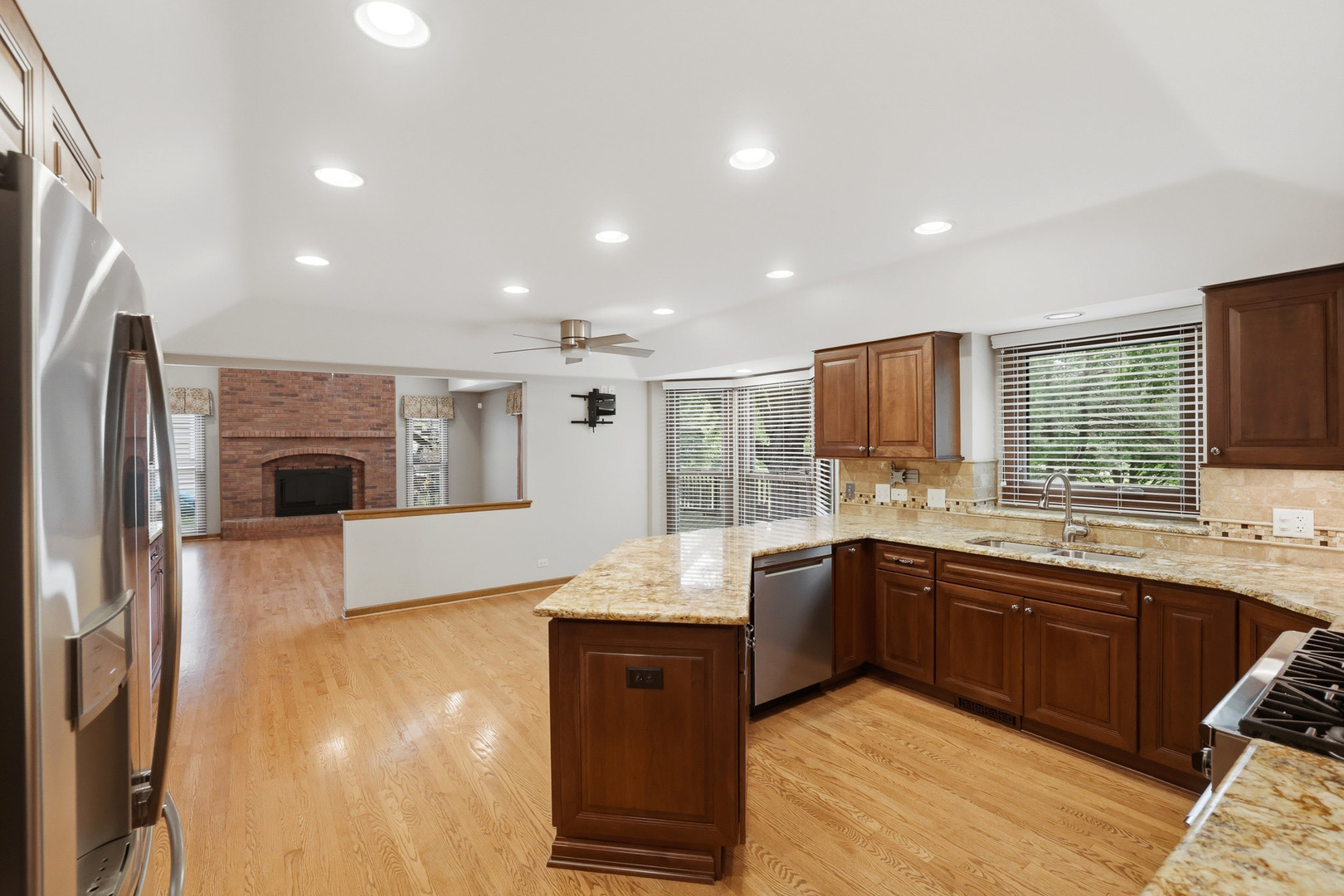 2528 Sun Valley Road Lisle, IL 60532 - Photo 12 of 65