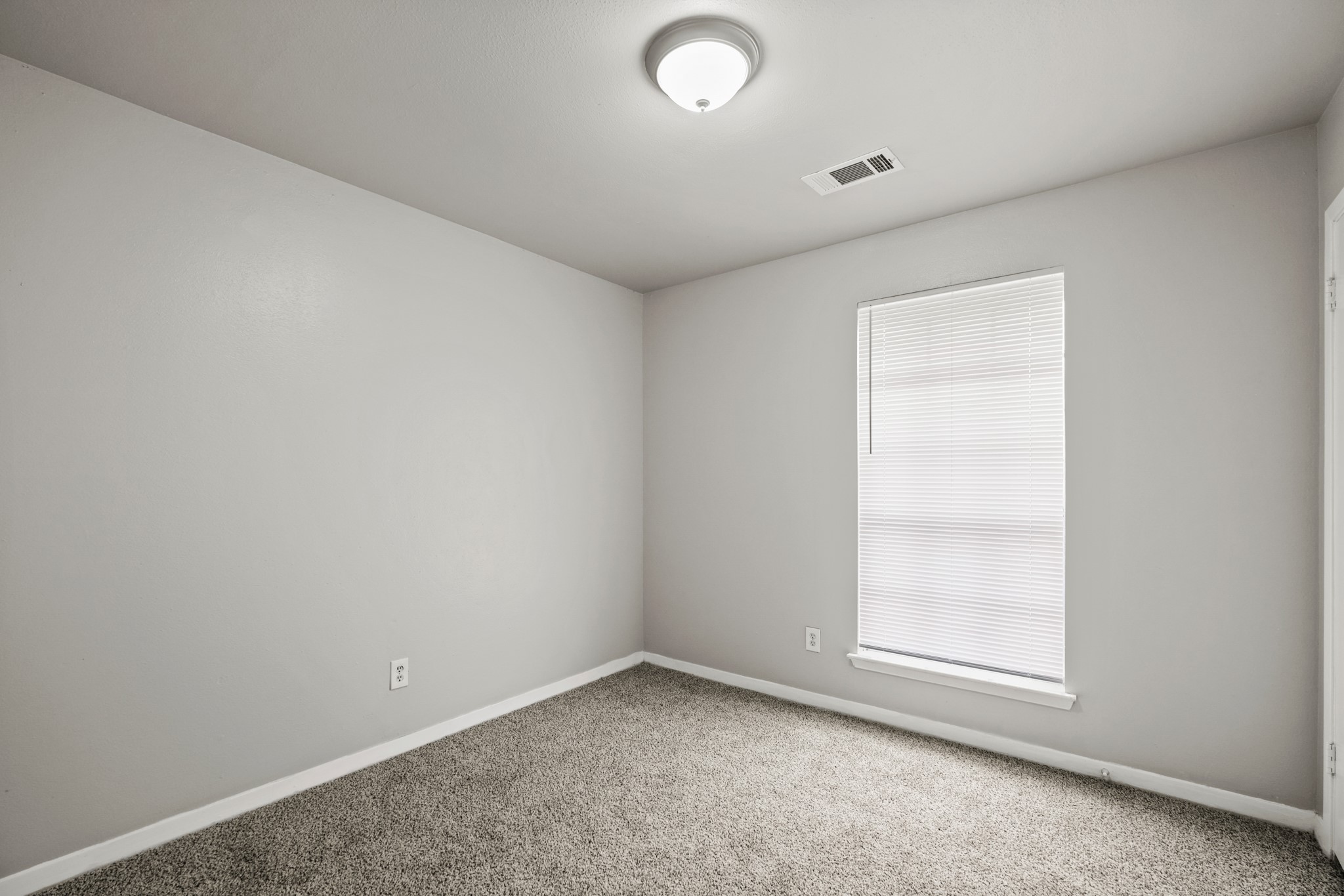 122 West Havner Lane Houston, TX 77037 - Photo 10 of 11 an empty room with a window
