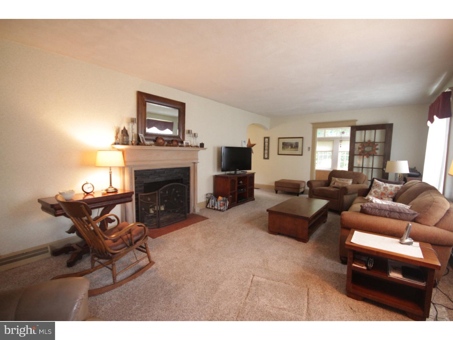 914 Lawrence Road Lawrenceville, NJ 08648 - Photo 3 of 24 Living Room