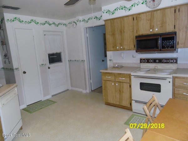 1940 Tallpalm Road Melbourne, FL 32935 - Photo 6 of 22 Kitchen v1