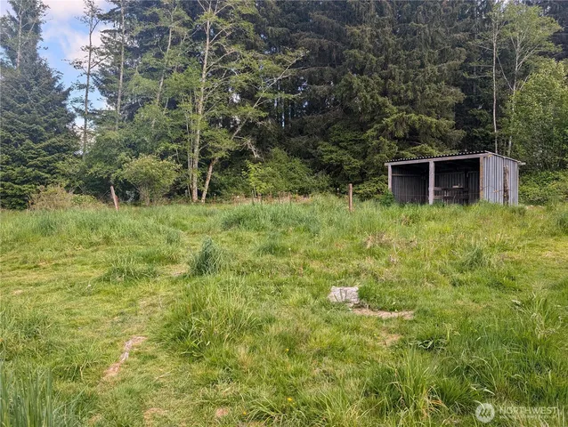 a view of front of a house with a yard