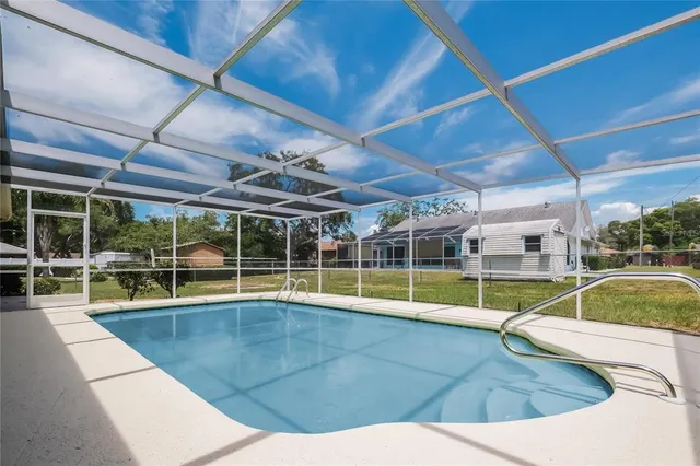 a view of a backyard