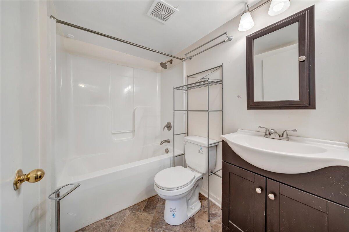 712 Lee Road Salem, VA 24153 - Photo 15 of 30 Bathroom