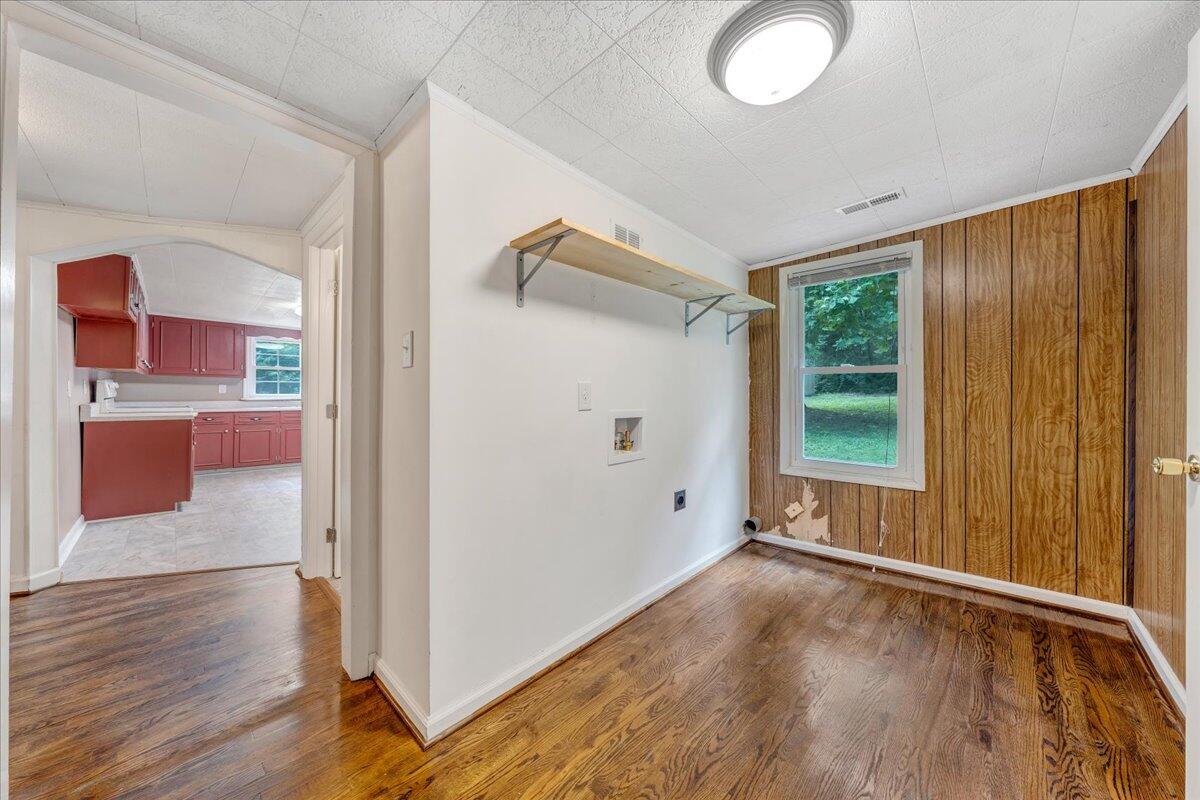 712 Lee Road Salem, VA 24153 - Photo 16 of 30 Laundry Room