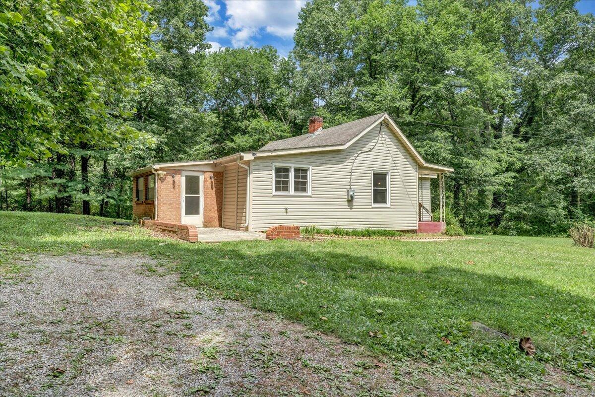 712 Lee Road Salem, VA 24153 - Photo 20 of 30 Side