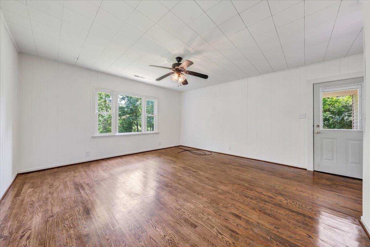 712 Lee Road Salem, VA 24153 - Photo 6 of 30 Living Room