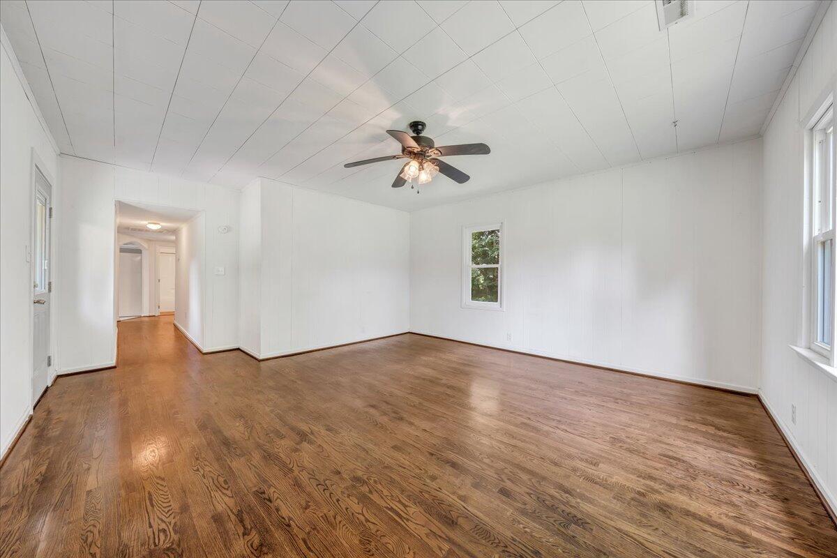 712 Lee Road Salem, VA 24153 - Photo 7 of 30 Living Room