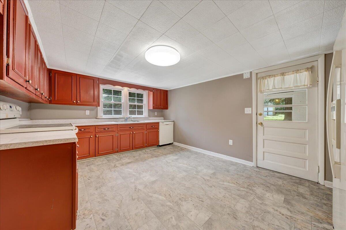 712 Lee Road Salem, VA 24153 - Photo 8 of 30 Eat-in Kitchen