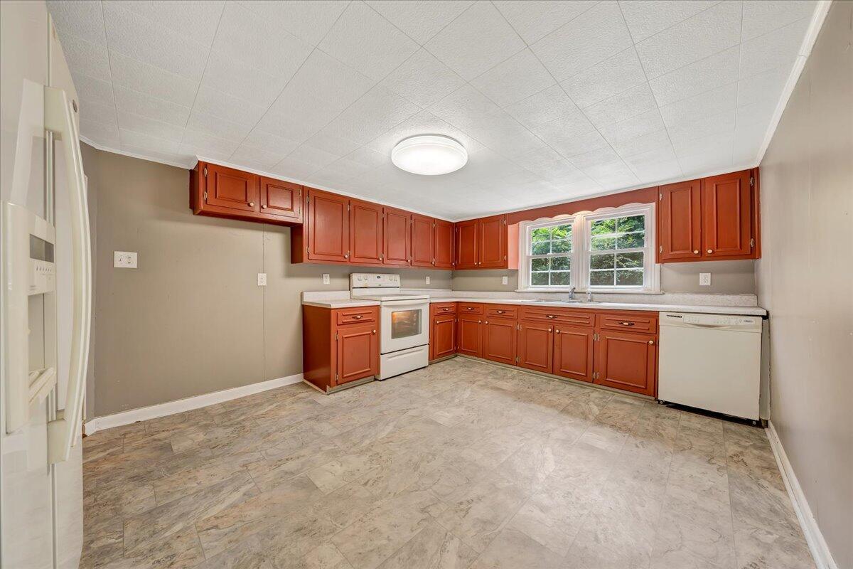 712 Lee Road Salem, VA 24153 - Photo 9 of 30 Eat-in Kitchen